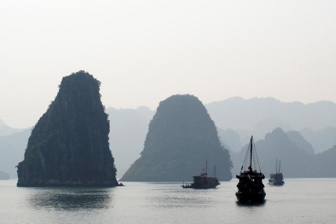 Des bateaux de tourisme naviguent dans la baie d’Along, au Vietnam, le 11 janvier 2009. 