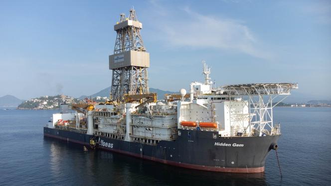 Des militants de Greenpeace accrochent une banderole sur le navire d’exploitation minière sous-marine « Hidden-Gem », affrété par la compagnie The Metals Company, dans le port mexicain de Manzanillo, le 27 septembre 2023.
