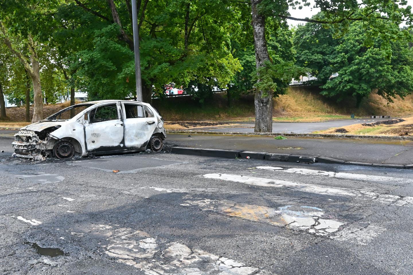Cars attacked during clashes between rioters and police in Limoges, France