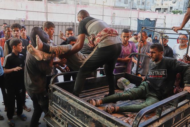 Des Palestiniens blessés lors d’une distribution de nourriture dans un centre géré par la Gaza Humanitarian Foundation, une organisation soutenue par les Etats-Unis et approuvée par Israël, sont amenés à l’hôpital Nasser à Khan Younès, dans le sud de la bande de Gaza, le 19 juillet 2025.