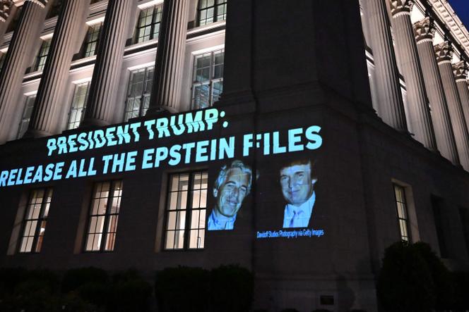 Un message appelant Donald Trump à rendre publics de supposés dossiers sur le délinquant sexuel Jeffrey Epstein, ainsi qu’une photographie montrant le président américain à ses côtés, sont projetés sur le bâtiment de la Chambre de commerce américaine, en face de la Maison Blanche, à Washington, le 18 juillet 2025.