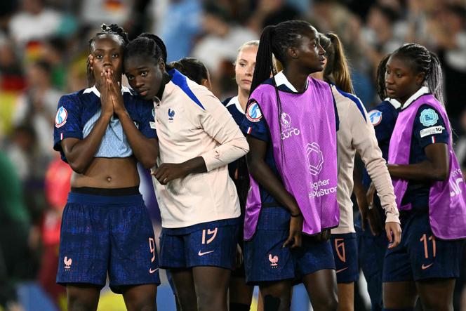 Les joueuses de l’équipe de France, dont Melvine Malard (à gauche) et Griedge Mbock (numéro 19), après leur défaite en quarts de finale de l’Euro face à l’Allemagne, samedi 19 juillet, à Bâle (Suisse).
