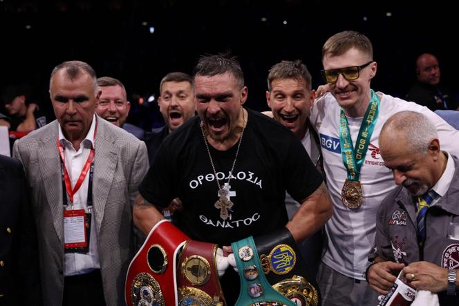 Avec son combat contre Daniel Dubois, Oleksandr Usyk a décroché les quatre ceintures (WBA, WBC, WBO, IBF). L’Ukrainien entouré de son équipe après sa victoire, à Wembley, à Londres, le 19 juillet 2025.