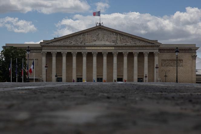 Devant l’Assemblée nationale, à Paris, en juillet 2024.