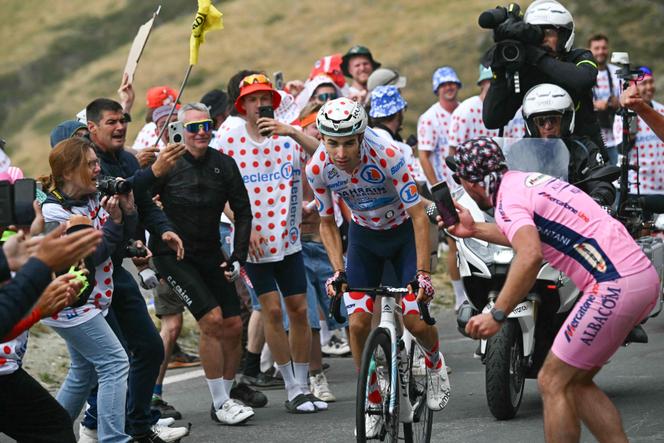 Lenny Martinez a passé en tête le col du Tourmalet puis le col d’Aspin, ce qui lui assure de porter à nouveau le maillot à pois dimanche. Le Français a également obtenu le prix de combatif du jour.