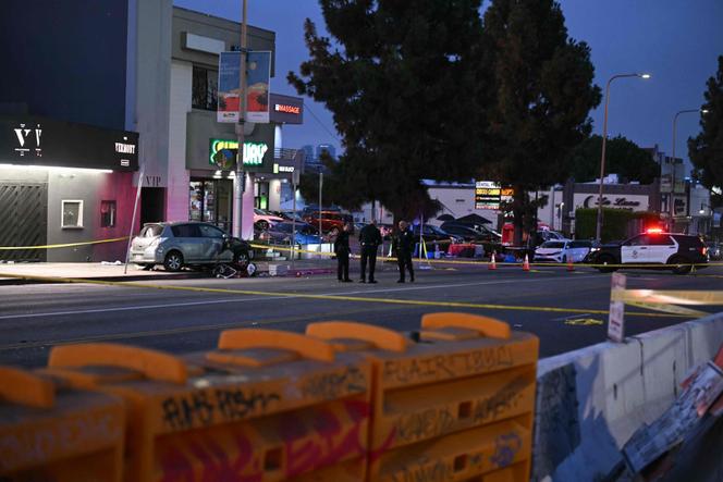 Des policiers se tiennent à l’endroit où un véhicule a foncé sur la foule près de la salle de concert The Vermont. A East Hollywood, Los Angeles, le 19 juillet 2025.