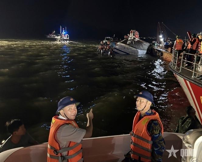 Des secouristes interviennent àla suite du naufrage d’un bateau transportant des touristes dans la baie d’Along au Vietnam, le 19 juillet 2025. Image issue d’une vidéo de la chaîne vietnamienne QDND.