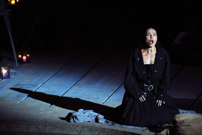 Dans l’opéra de Georges Bizet mis en scène par Nadine Duffaut, la mezzo-soprano Béatrice Uria-Monzon interprète Carmen, le 10 juillet 2008 au théâtre d’Orange.
