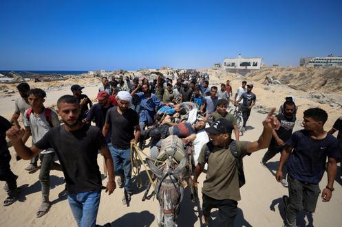 Des victimes palestiniennes tombées sous les tirs israéliens alors qu’ils tentaient d’obtenir de l’aide alimentaire, transportés en direction de l’hôpital, dans le nord de la bande de Gaza, le 20 juillet 2025.