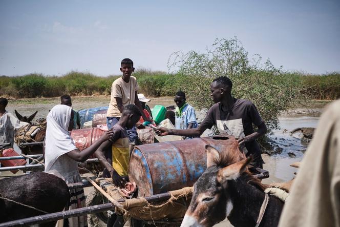 Des réfugiés font la queue pour de l’eau à Gerbana, un village proche de la frontière Soudanaise, au Soudan du Sud, le 13 février.