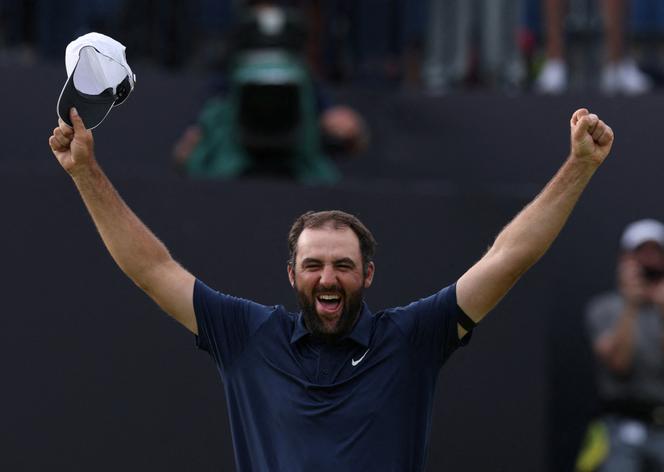 Scottie Scheffler, après sa victoire au British Open sur le green du trou numéro 18 du Royal Portrush golf club, en Irlande du Nord, le 20 juillet 2025.