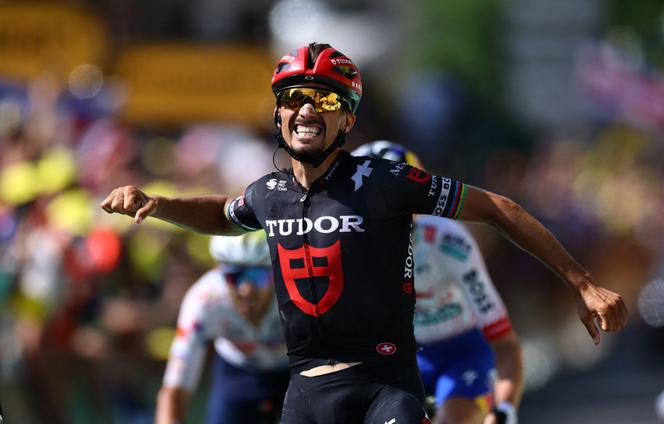 Malgré une chute en début d’étape, Julian Alaphilippe est parvenu à prendre l’échappée et à se retrouver aux avants postes en fin de journée. Au passage sur la ligne, le Français a célébré son sprint victorieux dans son groupe, sans savoir que deux coureurs étaient déjà arrivés.