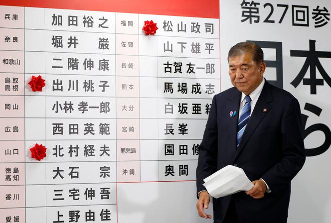 Le premier ministre japonais, Shigeru Ishiba, dans le bureau de dépouillement des votes, au quartier général du Parti libéral-démocrate, à Tokyo, le 20 juillet 2025.