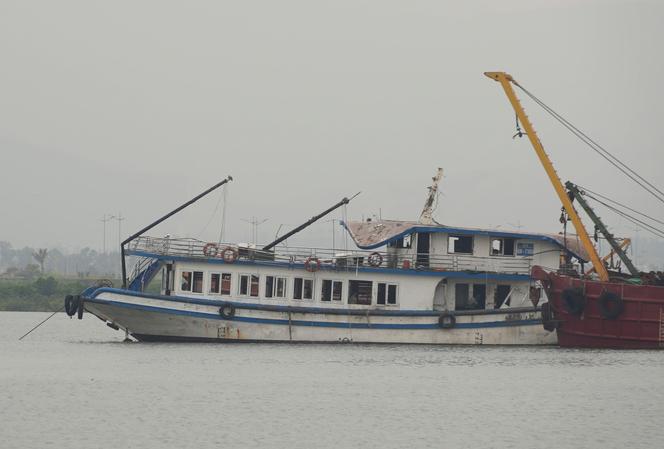 Le bateau touristique « Wonder Sea » est remorqué vers un chantier naval pour enquête après qu’il eut chaviré, qui a tué plusieurs personnes, lors d’un orage dans la baie d’Along, au Vietnam, le 20 juillet 2025.
