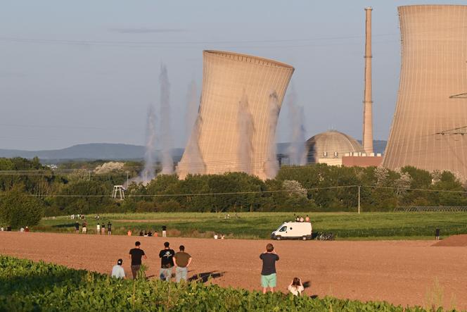 Démolition contrôlée des deux tours de refroidissement d’une centrale nucléaire, à Grafenrheinfeld (Allemagne), le 16 août 2024.