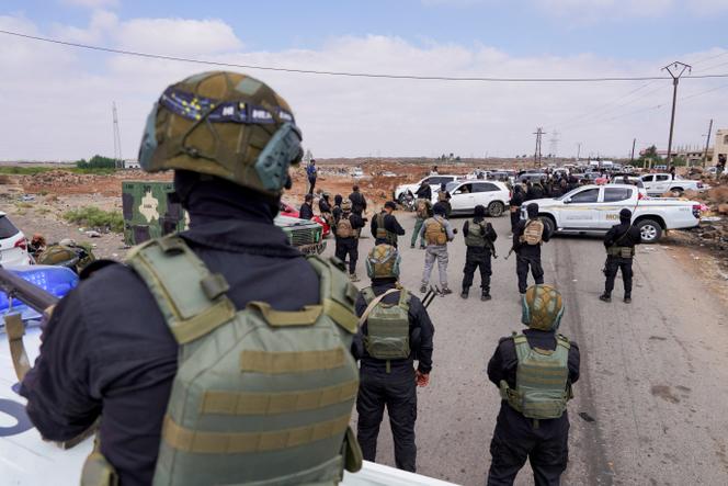 Des membres des forces de sécurité intérieure (ministère de l’intérieur) montent la garde à un poste de contrôle, à Walgha, en Syrie, le 20 juillet 2025, pour empêcher les combattants bédouins d’avancer vers Souweïda.