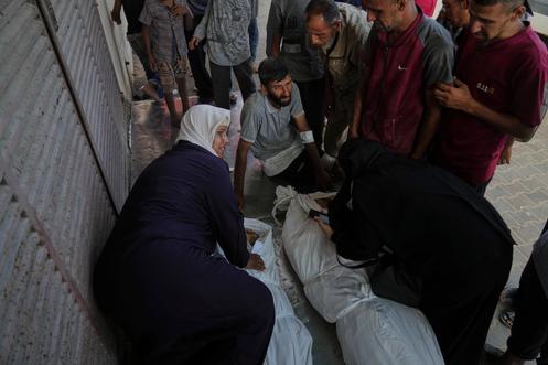 Lors des funérailles de palestiniens tués lors d’un bombardement israélien la nuit précédente, à Deir Al-Balah, le 21 juillet 2025.