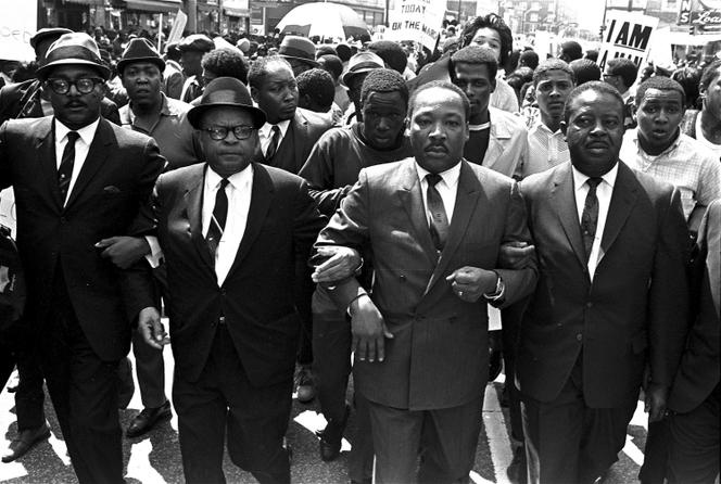 Martin Luther King (au centre) lors d’une marche pour les droits civiques à Memphis, le 28 mars 1968.