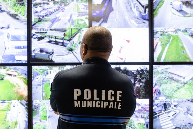 Le chef de la police municipale de Saint-Laurent-du-Maroni (Guyane), Pascal Thomas, regarde des écrans de vidéosurveillance, en mai 2024.