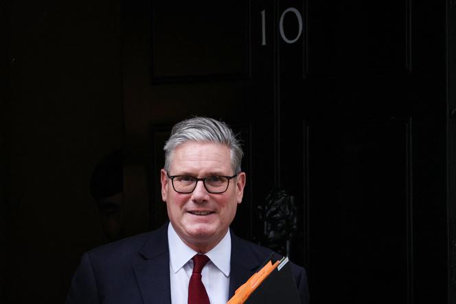 Le premier ministre britannique, Keir Starmer, quitte le 10 Downing Street, dans le centre de Londres, le 21 juillet 2025, pour assister à une audience de la commission parlementaire de liaison.
