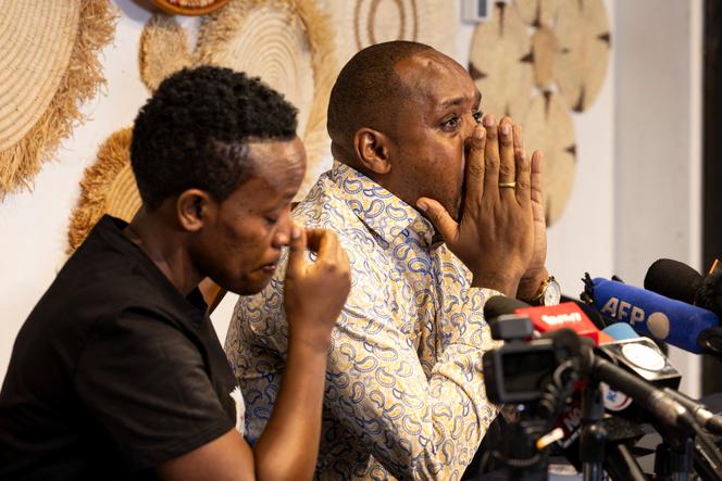 L’ancien photojournaliste kényan et militant des droits humains, Boniface Mwangi (à droite), et l’activiste ougandaise, Agather Atuhaire (à gauche), lors d’une conférence de presse commune à Nairobi, le 2 juin 2025, à la suite de leur détention de trois jours et des tortures qu’ils auraient subies de la part des autorités tanzaniennes, pour être venus manifester leur soutien à Tundu Lissu, figure de l’opposition emprisonnée.