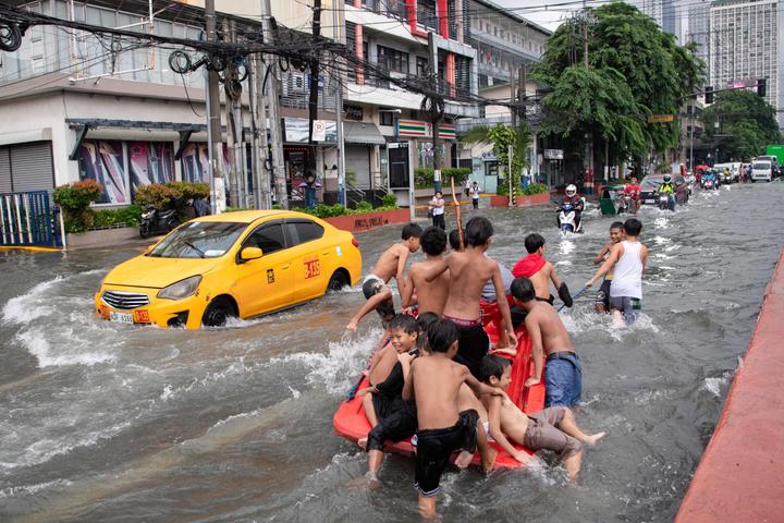 Dans les rues de Manille, après le passage du typhon Wipha, le 21 juillet 2025. 