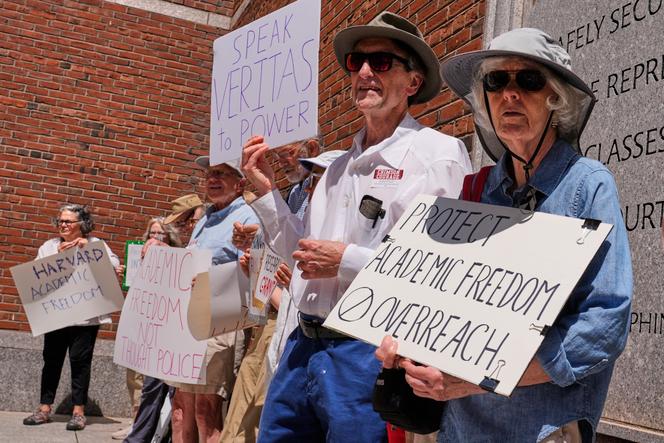 Des manifestants devant le tribunal fédéral Moakley où l’université Harvard a contesté une réduction budgétaire de 2,6 milliards de dollars imposée par l’administration Trump, à Boston, le lundi 21 juillet 2025.
