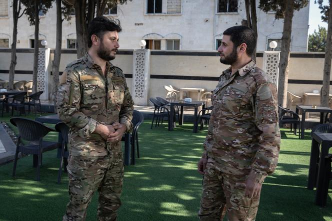 Mohamad Khatab et Salah Al-Cheikh, colonels dans l’état-major de l’armée du nouveau gouvernement syrien, à Idlib, en Syrie, le 4 juin 2025.
