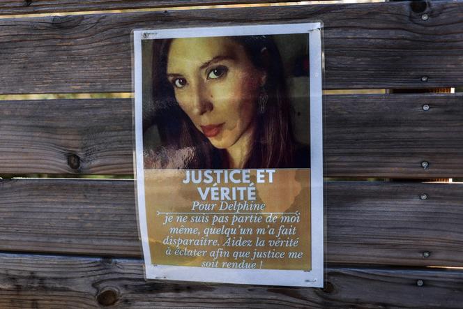 Une photo montre une affiche sur laquelle on peut lire « Justice et vérité pour Delphine », dans le sud-ouest de la France, le 7 décembre 2022. 