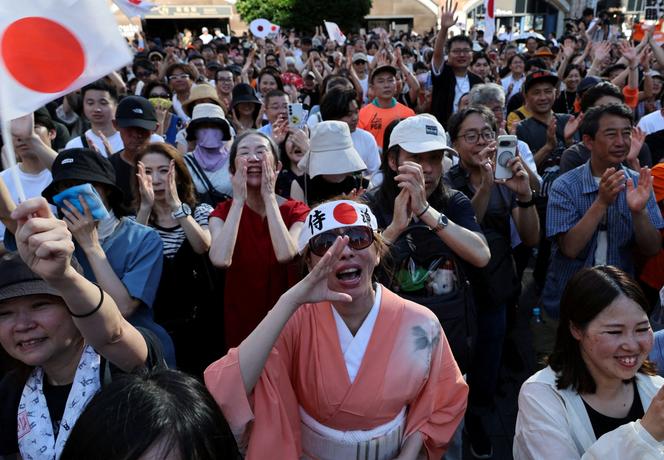 Des partisans de Sohei Kamiyadu, leader du parti ultraconservateur Sanseito, lors d’un rassemblement du parti à Tokyo, au Japon, le 21 juillet 2025. 