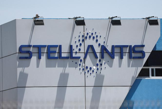 Le logo de Stellantis sur l’une de ses usines d’assemblage à Toluca, dans l’Etat de Mexico, au Mexique, le 4 avril 2025.