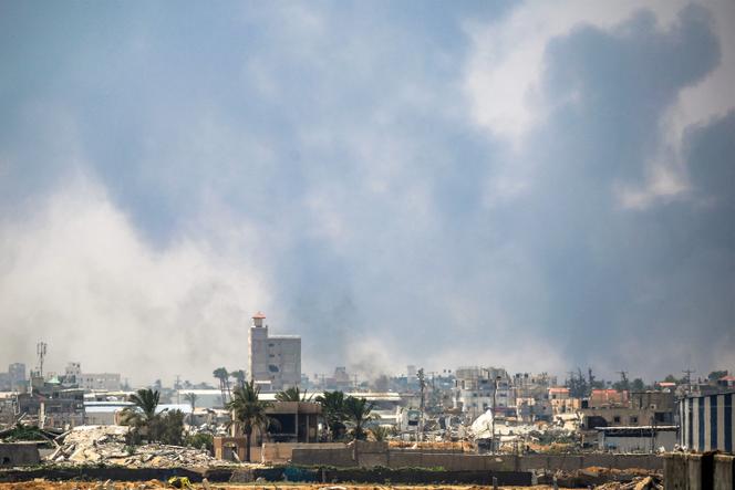 Des fumées s’échappent des bombardements israéliens à Deir Al-Balah, dans le centre de la bande de Gaza, le 21 juillet 2025.