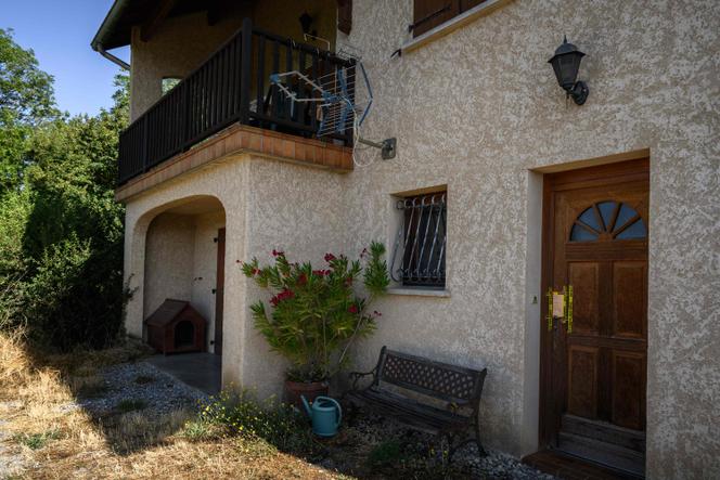 Porte scellée de la maison où les corps d’un homme, de sa femme et de sa fille ont été retrouvés morts dans le hameau Les Brès, appartenant à la commune de La Bâtie-Neuve, lundi 21 juillet 2025.