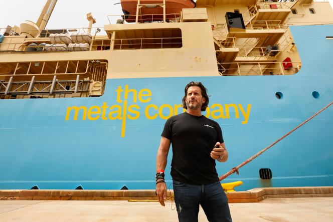 Gerard Barron, président-directeur général de The Metals Company, devant son navire d’exploration des fonds, le « Maersk Launcher », à San Diego (Californie), en juin 2021.