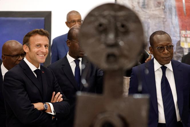 Les présidents Emmanuel Macron (France) et Patrice Talon (Bénin) visitent l’exposition « Art du Bénin d’hier et d’aujourd’hui : de la restitution à la révélation », au palais de la Marina, à Cotonou, le 27 juillet 2022.