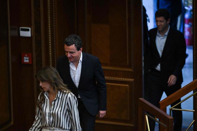 O primeiro-ministro do Kosovo, Albin Kurti (centro), e a candidata a presidente do Parlamento, Albulena Haxhiu, do partido Vetevendosje, chegam ao Parlamento em Pristina, em 13 de julho de 2025. 