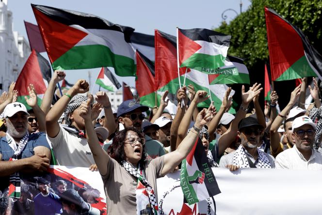 Des Marocains scandent des slogans et brandissent le drapeau palestinien lors d’une marche pour exprimer leur solidarité avec les Palestiniens de la bande de Gaza, à Rabat, le 20 juillet 2025.