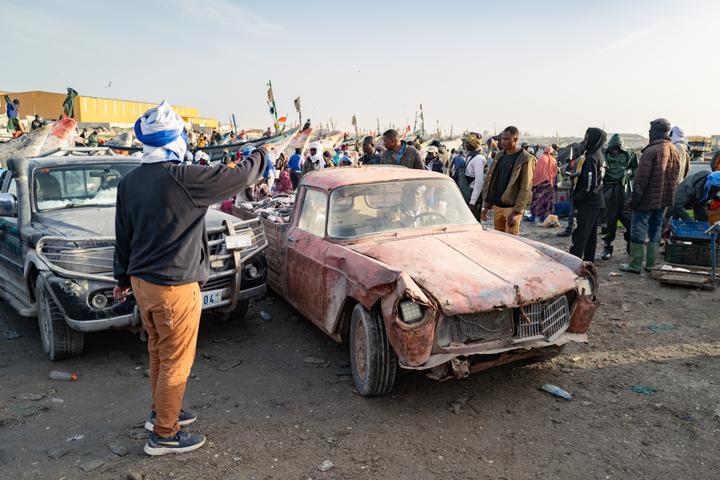 Au port artisanal de Nouadhibou (Mauritanie), le 16 juin 2025, des pick-up usés attendent d’être chargés de poisson. Ces véhicules, servant d’unité de mesure et pouvant transporter jusqu’à 1,2 tonne, sont au cœur de l’activité commerciale du port.