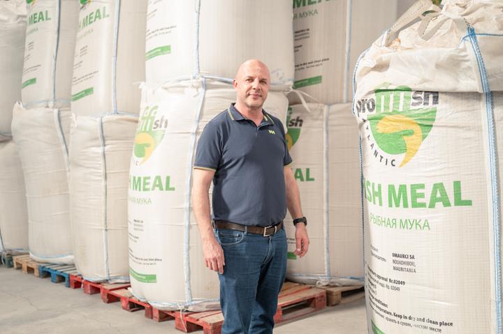 Aziz Boughourbal, manager de l’entreprise Omaurci SA, pose devant des « big bags » de farine de poisson, à Nouadhibou (Mauritanie), le 16 juin 2025.
