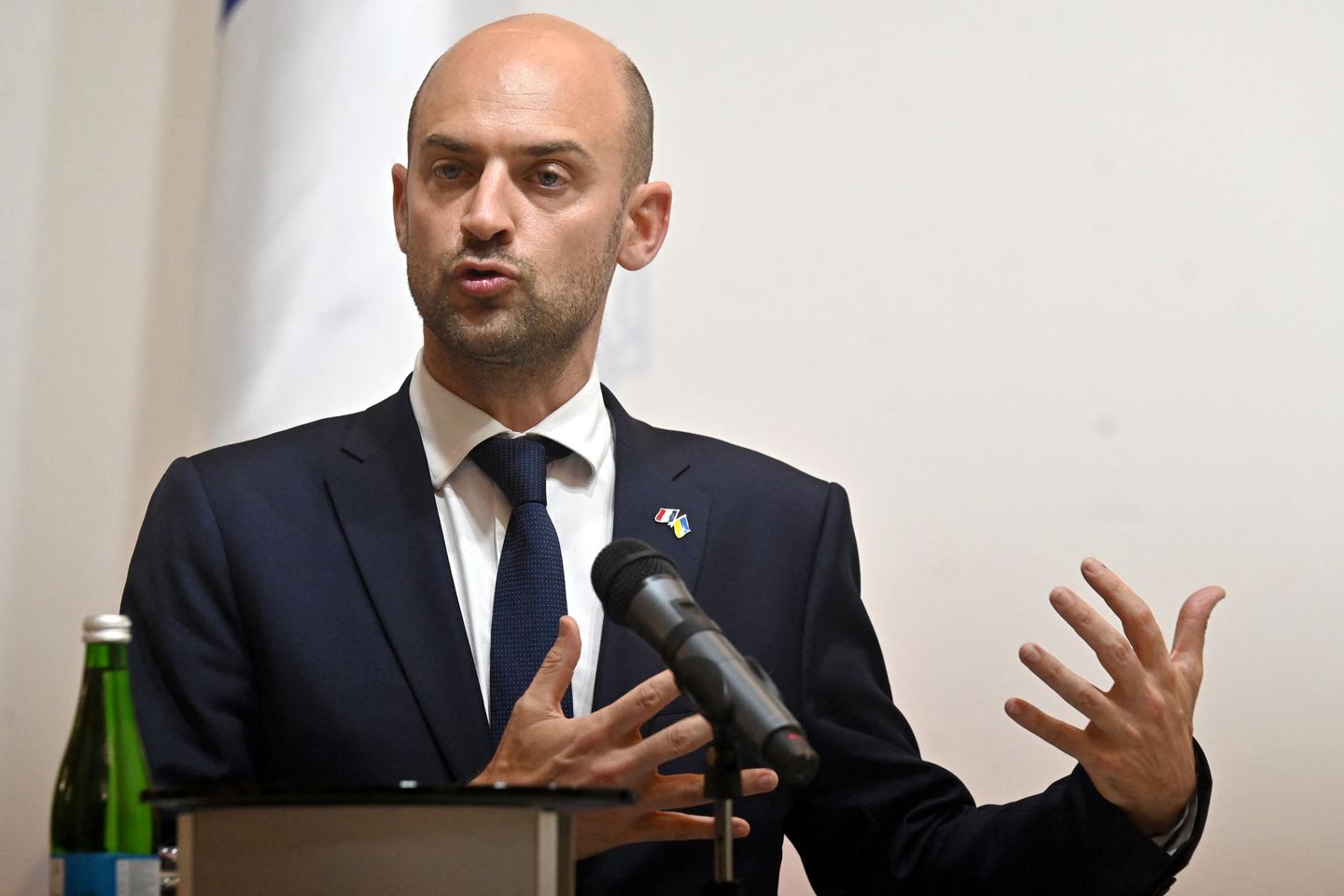French foreign minister urges Israel to let foreign press into Gaza