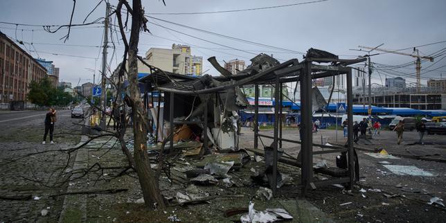 En direct, guerre en Ukraine : des bombardements russes visent plusieurs quartiers de Kiev, une personne tuée et de nombreux incendies signalés