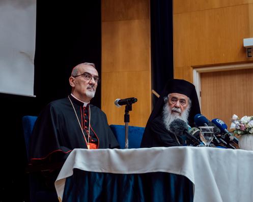 Lors de la conférence de presse de Mgr Pierbattista Pizzaballa, patriarche latin de Jérusalem, et du patriarche de l'Eglise orthodoxe Théophile III, après leur retour de la bande de Gaza suite à la frappe israélienne ayant touchée l'église catholique de Gaza ayant tué trois fidèles. A Jérusalem, le 22 juillet 2025.