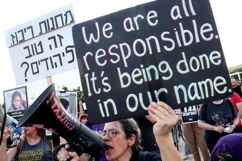 « Nous sommes responsables, c’est fait en notre nom », peut-on lire sur la pancarte tenue par cette manifestante contre la guerre à Gaza, à Tel-Aviv, le 22 juillet 2025.