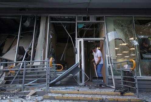 Une banque endommagée par l’attaque de drones russes de la veille, à Odessa (Ukraine), le 22 juillet 2025.