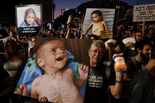 Photographie d’un enfant gazaoui tenue par un manifestant demandant la fin de la guerre à Gaza, à Tel-Aviv, le 22 juillet 2025.