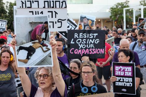 Des Israéliens manifestent pour dénoncer la famine orchestrée par le gouvernement Nétanyahou à Gaza et demander la libération des otages détenus par le Hamas, devant le ministère de la défense israélien à Tel-Aviv, le 22 juillet 2025.