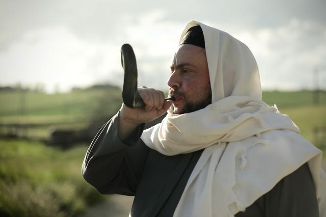 Le rabbin Gabriel Hagaï sonnant le schofar (corne de bélier).
EDITIONS VUES DE L’ESPRIT