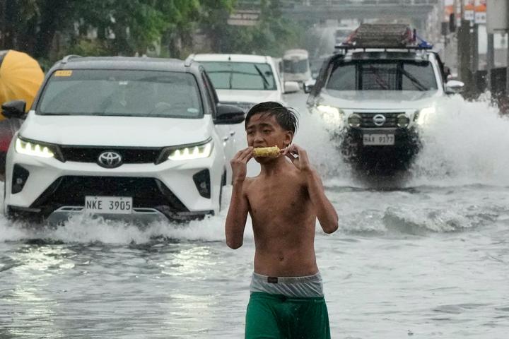 Dans les rues de Manille, après le passage du typhon Wipha, le 21 juillet 2025. 