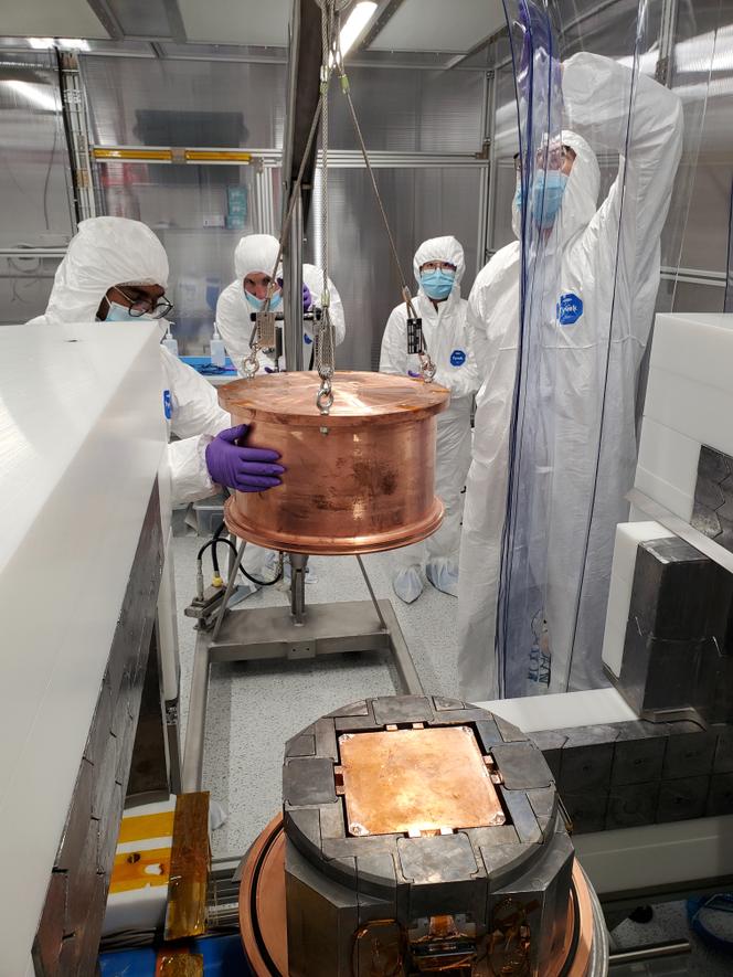 Installation du prototype de l’expérience DAMIC-M de traque de la matière noire, au laboratoire souterrain de Modane, en mars 2025