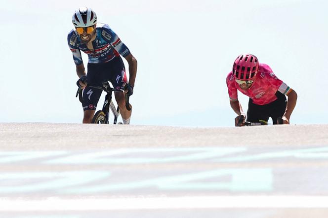 Valentin Paret-Peintre (à gauche) devance l’Irlandais Ben Healy au sommet du mont Ventoux (Vaucluse), à l’arrivée de la 16e étape du Tour de France, le 22 juillet 2025.